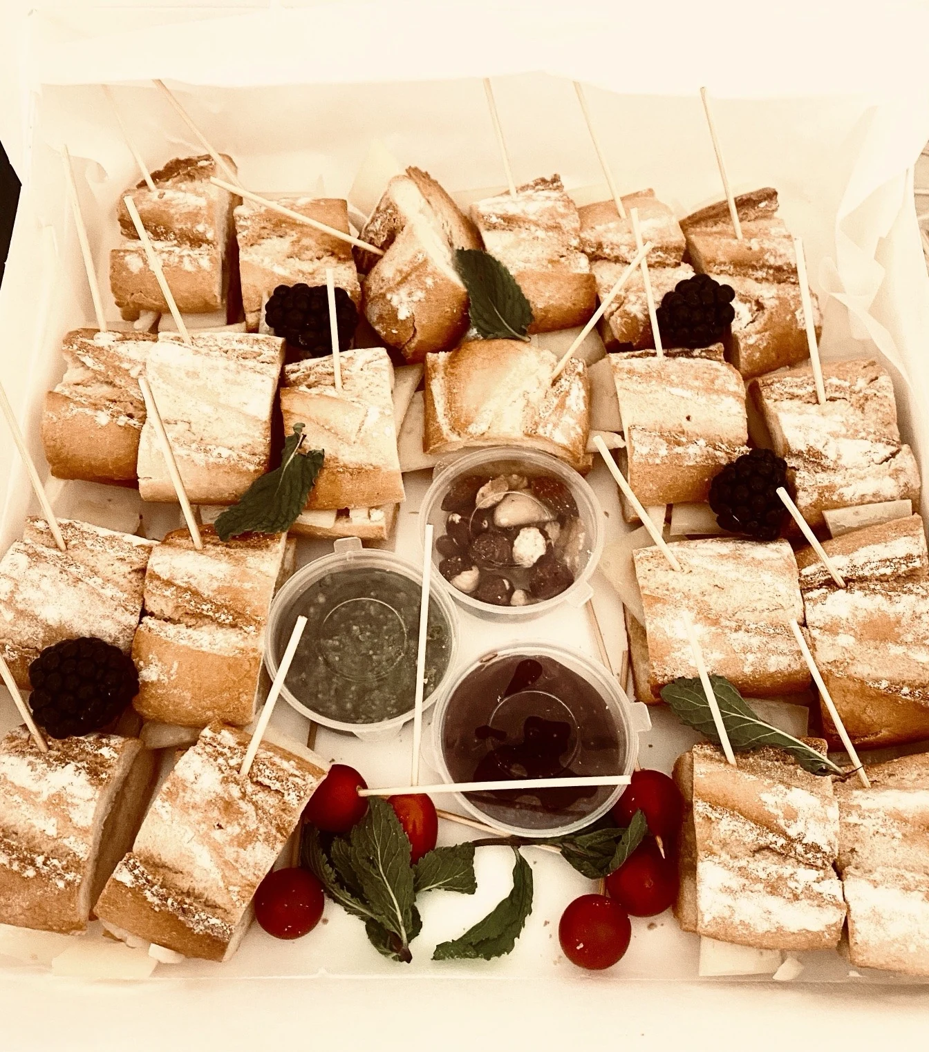 Foto real · Mini bocadillos de queso con frutos rojos y salsas