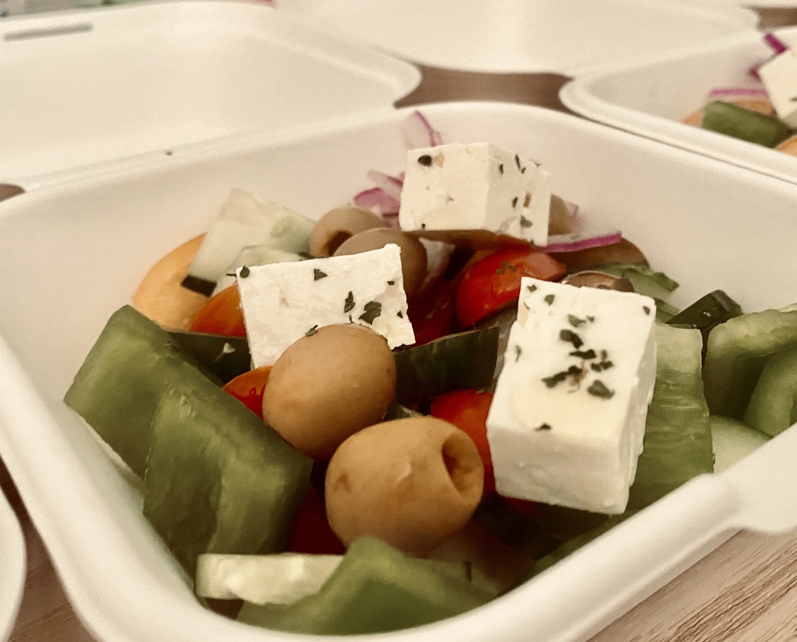 Foto real · Ensalada griega en caja individual