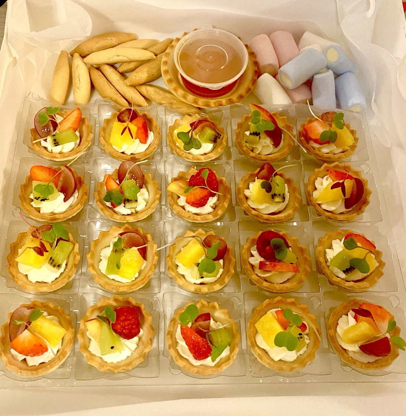 Foto real · Tartaletas de fruta con queso crema