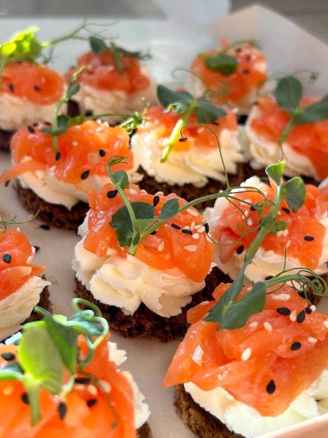 Canapés de salmón sobre pan de centeno
