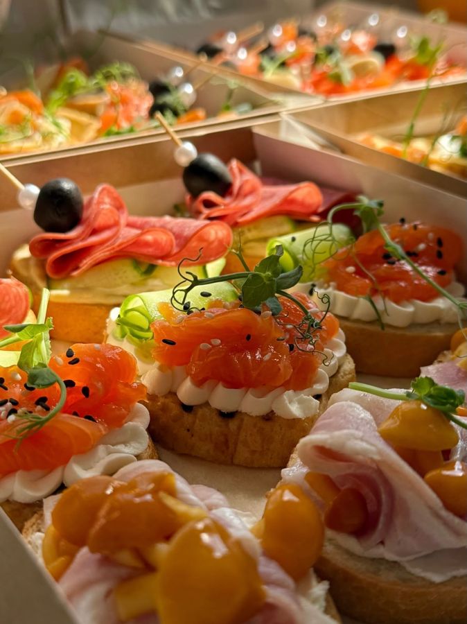 Brochetas y canapés listos para servir