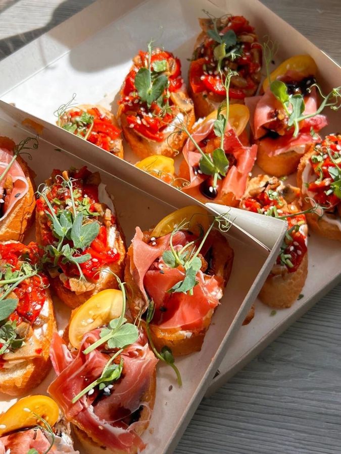 Tostadas con jamón, pimiento asado y brotes