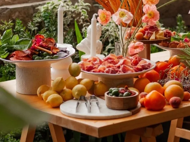 Mesa mediterránea — jamón, aceitunas y fruta