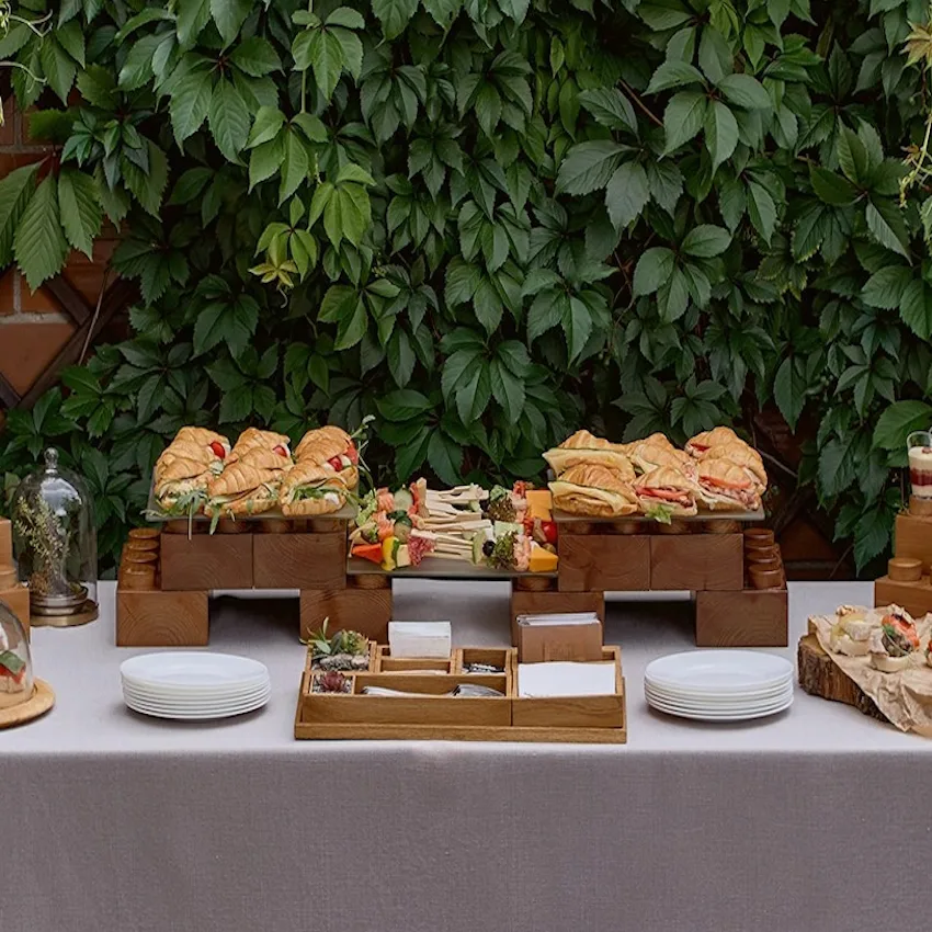 Buffet de croissants y canapés