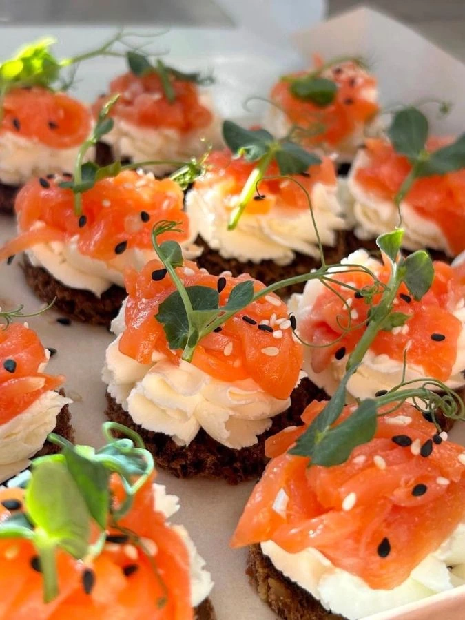 Canapés de salmón sobre pan de centeno