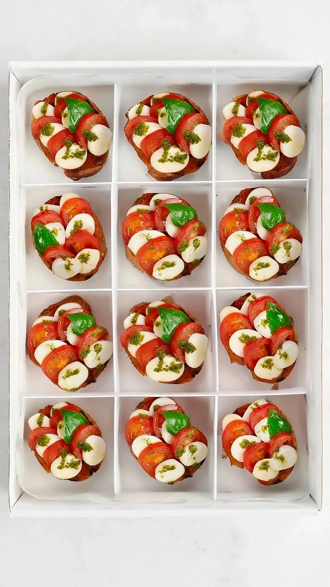 Bruschetta caprese de mozzarella y tomate