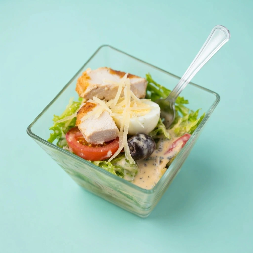 Vasito de ensalada César con pollo
