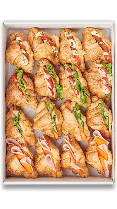 Surtido de mini croissants — César, salmón, mozzarella y jamón