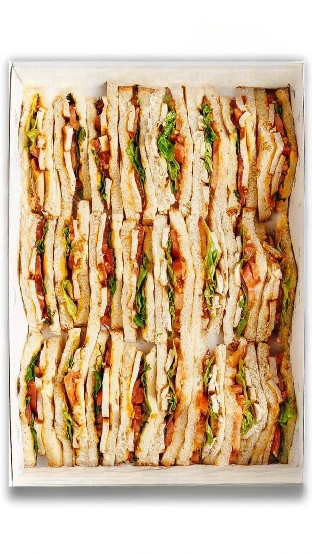 Mini sándwiches de pollo y tomate