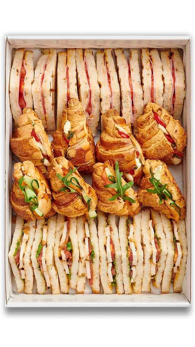 Surtido de mini sándwiches y mini croissants