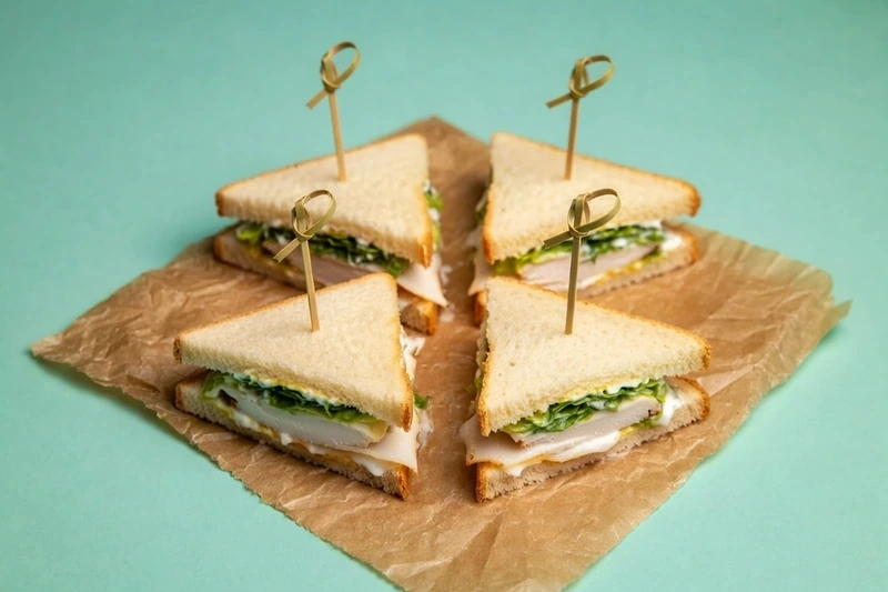 Mini sándwich de pollo y salsa César