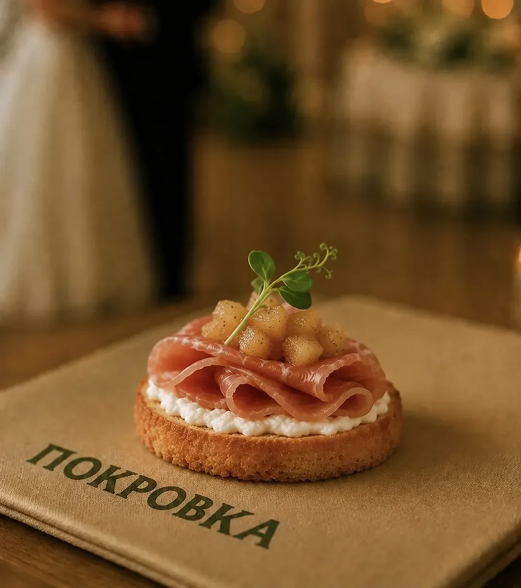 Mini tosta de jamón serrano, pera y mascarpone