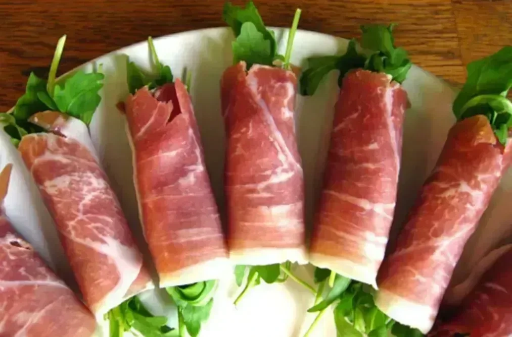 Canapé de jamón serrano y rúcula