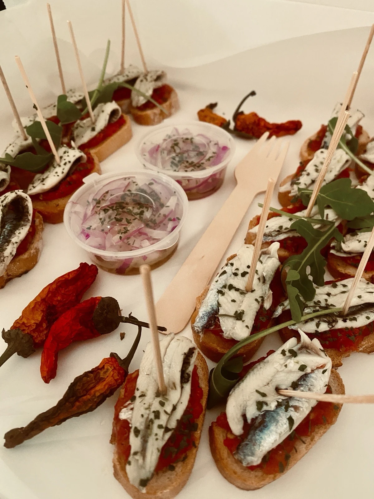 Tosta de boquerones en vinagre con tomate