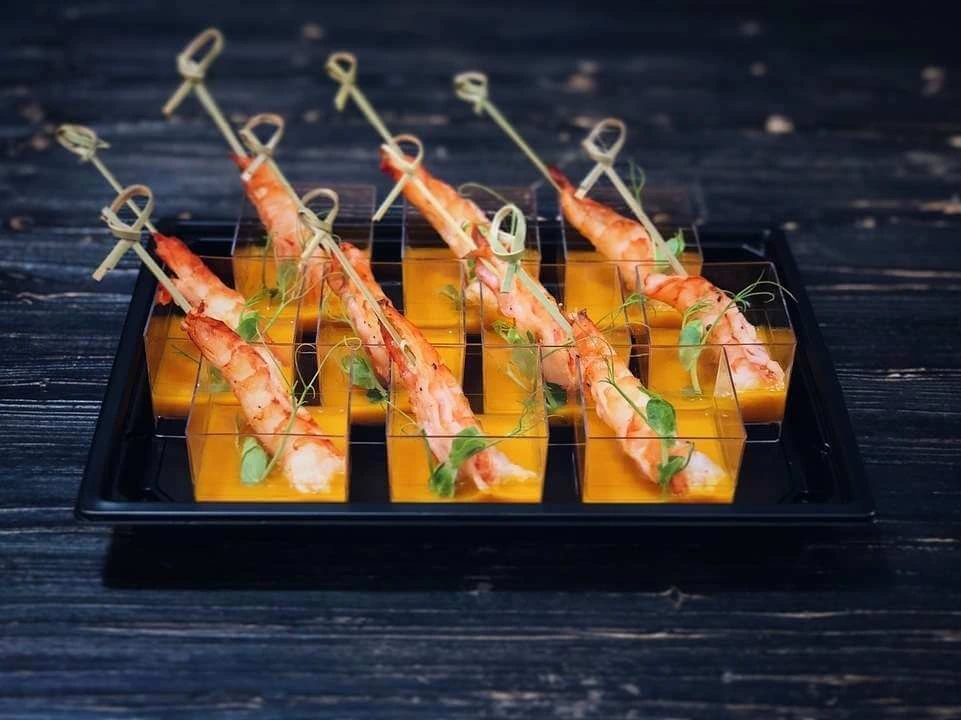 Canapé de langostino con piña en salsa agridulce