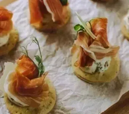 Mini tosta de jamón serrano y tomate seco