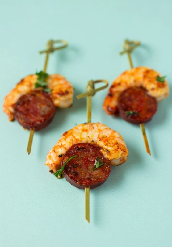 Canapé de langostino tigre y chorizo