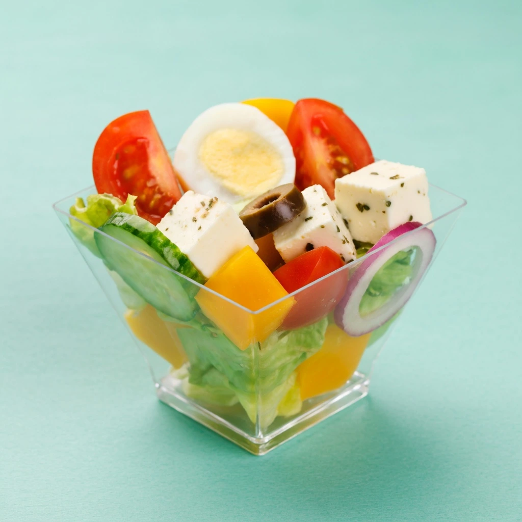 Vasito de ensalada griega con huevo de codorniz