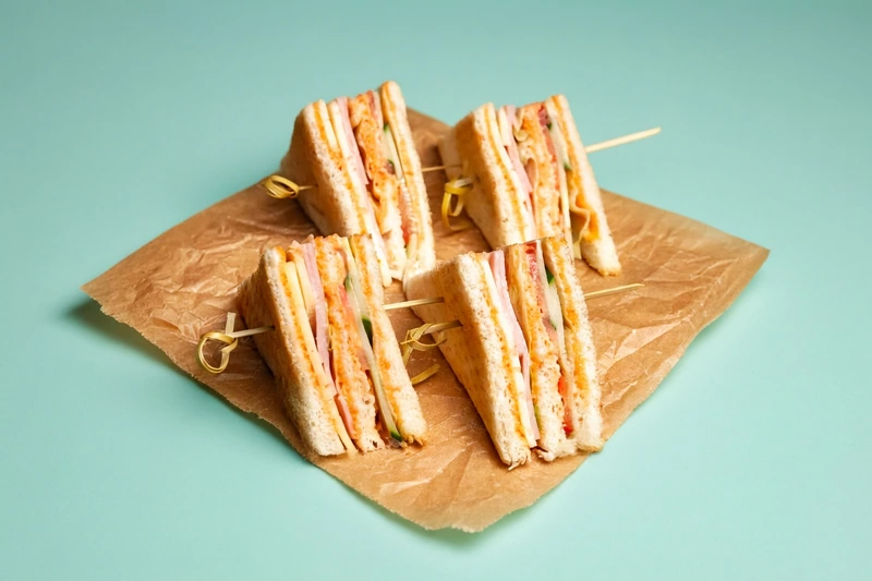 Mini sándwich de jamón cocido y queso