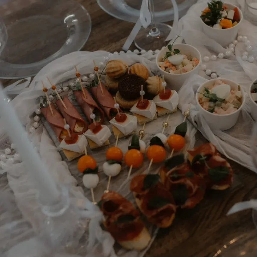 Brochetas y canapés servidos en una mesa de cumpleaños