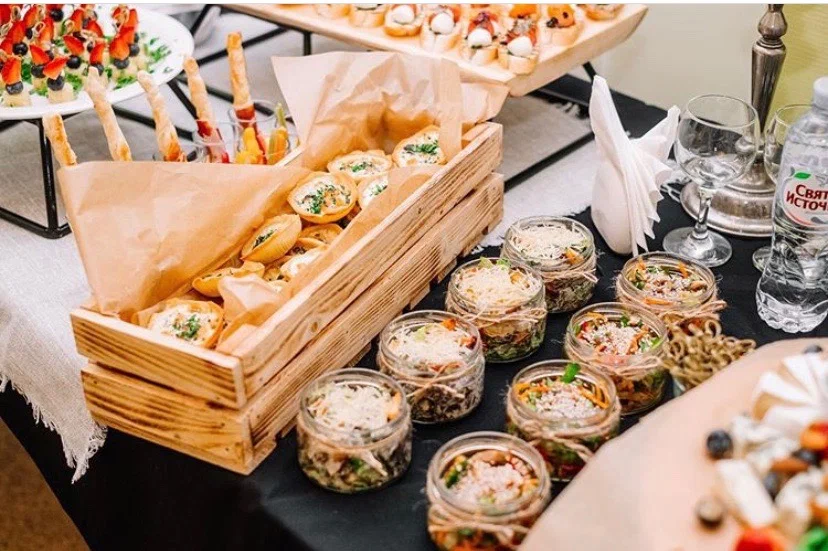 Cajón de sándwiches y ensaladas listo para la oficina