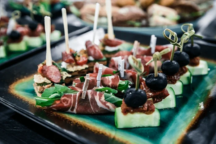 Canapés listos para servir en platos negros