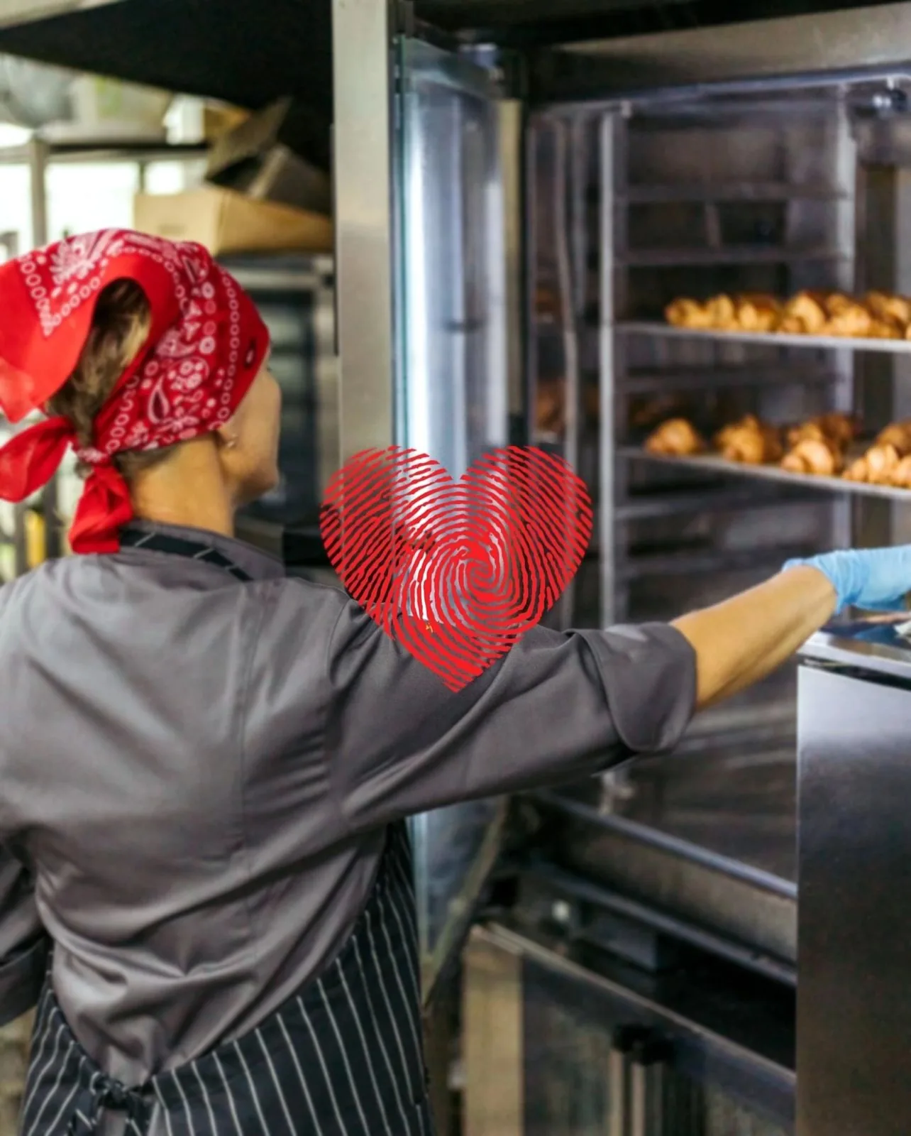 Cocinera trabajando junto al horno