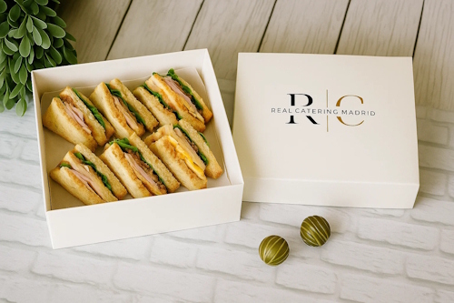 Bandeja 8 Mini Sándwiches «Doble Clásico USA»: Club & Hollywood1