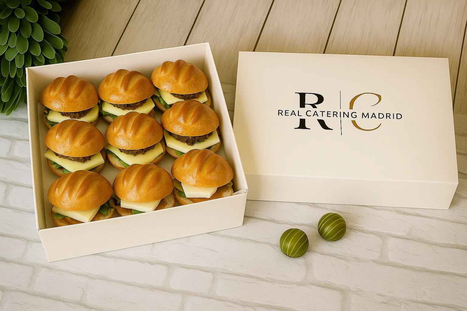 Bandeja 12 Mini Brioches Vegetarianos «Trío Mediterráneo»: Caprese, Feta vegano & Tortilla