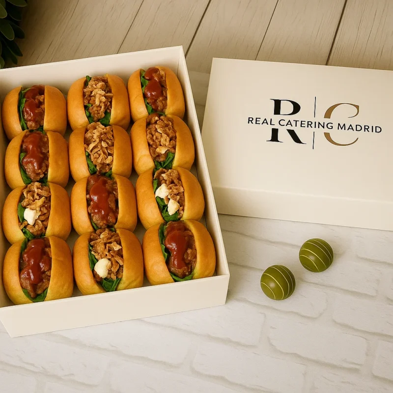 Bandeja 12 Mini Brioches «Pulled a Dos Tiempos» — Pork BBQ & Cordero con cabra