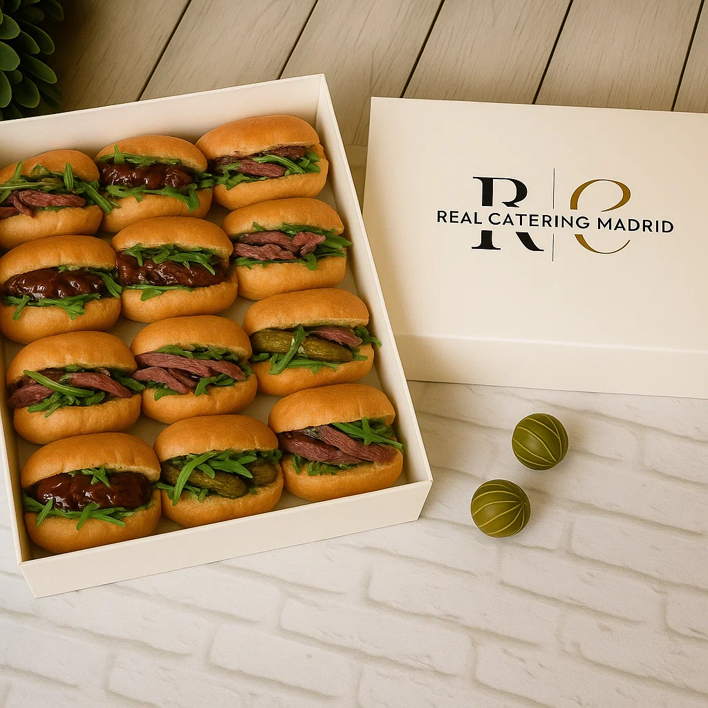 Bandeja 12 Mini Brioches «Dúo Cárnico» — Cordero desmigado & Pastrami con tártara