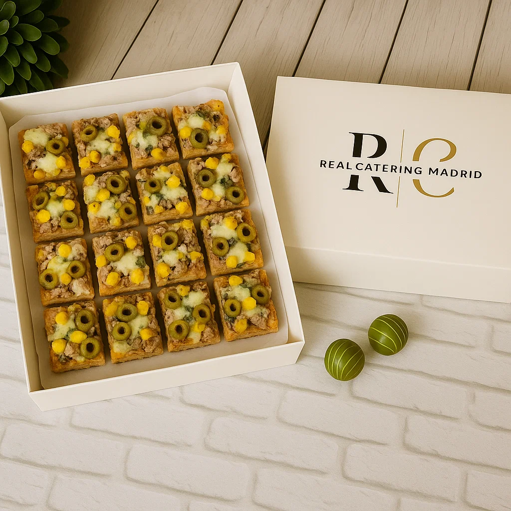 Bandeja 16 porciones de Coca «Atún al horno» — con mozzarella, maíz y aceitunas