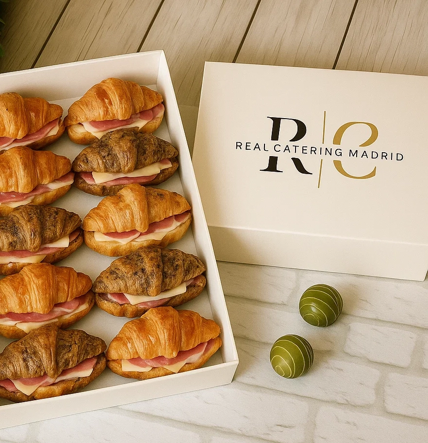 Bandeja 12 Mini Croissants Dúo Ibérico — jamón ibérico / ibérico con parmesano y trufa