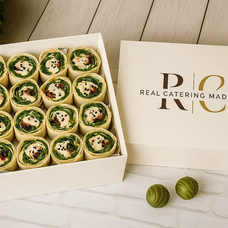 Bandeja 16 Mini Wraps de Pavo — cremosos con hojas verdes