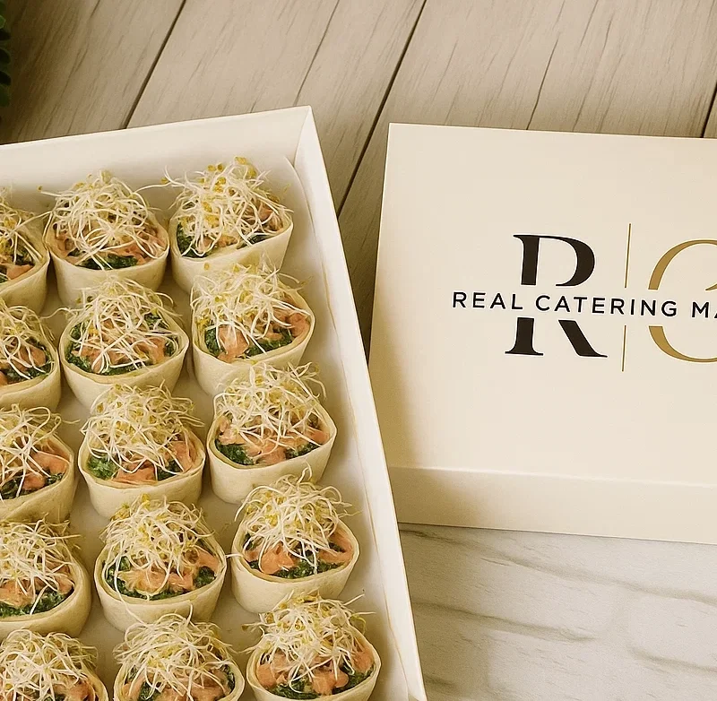 Bandeja 16 Mini Wraps de Salmón — con queso crema y brotes