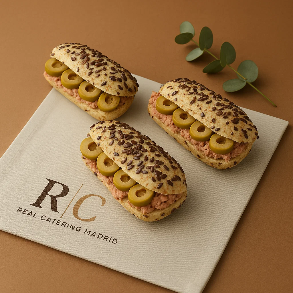 Mini Bocadillo de Cereales con Atún y Aceitunas — pieza (mínimo 4 uds)