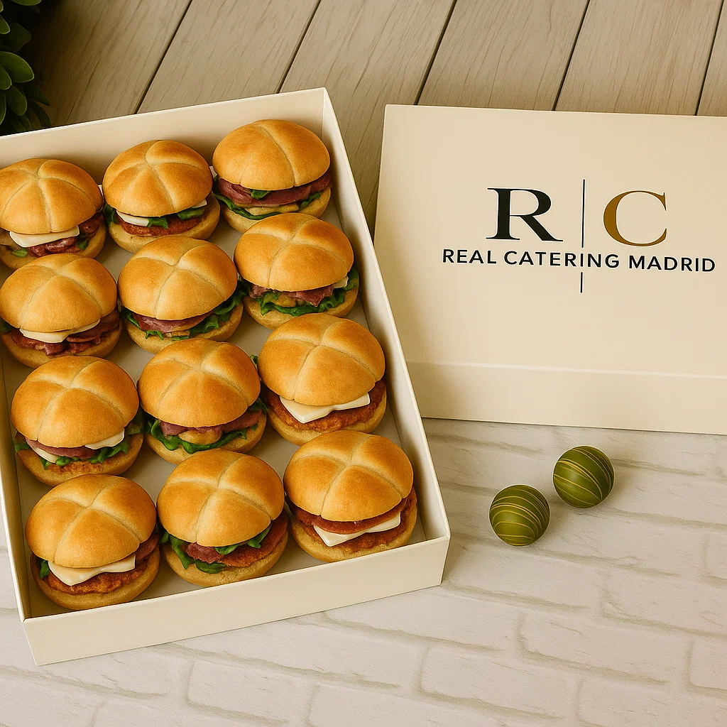 Bandeja 12 Mini Vienas «Trío de Taberna Castiza» — Pollo con brie / Tortilla con ibérico / Sobrasada & brie