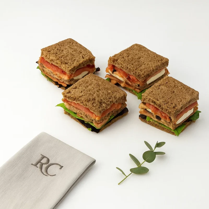 Mini Sándwich Vegetal de Salmón y Huevo Duro — pieza (mínimo 4 uds)